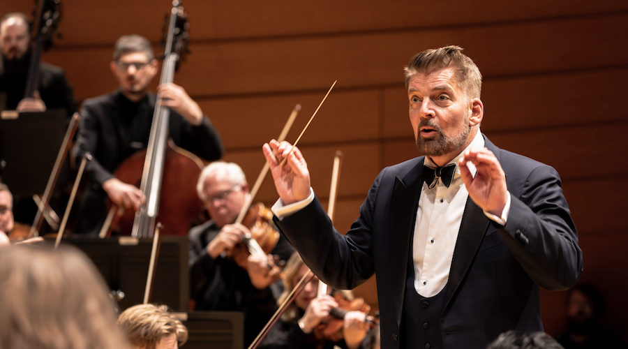 Matthias Pintcher conducting the Kansas City Symphony orchestra